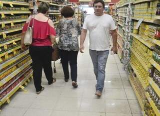 Da padaria ao supermercado, Adriano agora só anda descalço. (Foto: Minamar Junior)