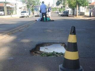 Buraco na pista que derrubou motociclista e garupa foi tapado ainda neste sábado, segundo vizinhos. (Foto: Paulo Francis)