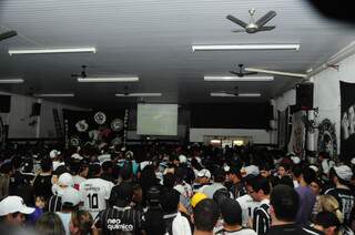 Torcedores do Corinthians se encontraram na sede da torcida organizada Pavilhão Nove (Foto: Rodrigo Pazinato)