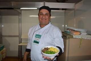 O chef Antônio Luiz Ribeiro com seu sobá de caldo de costela (Foto: Alana Portela)