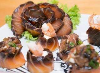 Sushi e sashimis com salmão black especialidade da casa. (foto divulgação)