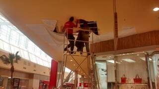Funcionários do shopping já arrumam o teto (Foto: Fernando Ricardo Ientzsch)