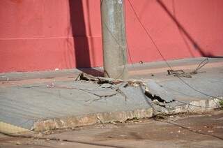 Veículo chegou a destruir a calçada ao mexer na estrutura do poste (Foto: Marcelo Calazans)