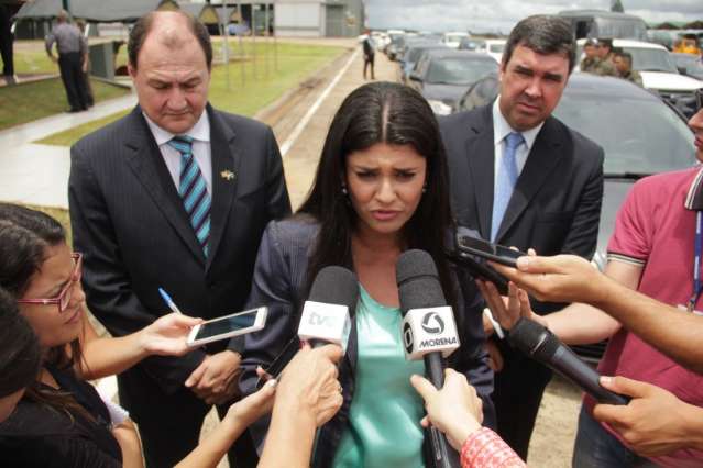 Antes de visitar cidades atingidas pela chuva, Rose se re&uacute;ne com secretariado