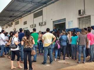 Candidatos fizeram fila para passar por exames na policlínica da PM (Foto: Guilherme Henri)