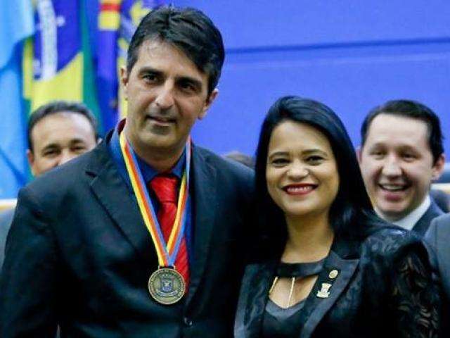 Ap&oacute;s nomea&ccedil;&atilde;o virar pol&ecirc;mica, vereadora homenageia namorado com medalha