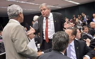 Aliado de Cunha, o deputado Carlos Marun (PMDB/MS) abre as mãos durante reunião no Conselho de Ética (Antônio Cruz/Agência Brasil)