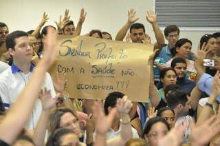 Servidores levaram cartazes com pedidos de atenção para protestar. (Foto: Marcelo Calazans)