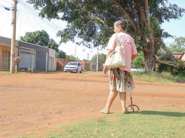 Sem energia h&aacute; 20 horas, moradores n&atilde;o abrem geladeira ou saem de casa