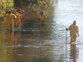 Policiais militares, civis e bombeiros trabalharam nas buscas pelo rio Anhanduí neste sábado (Foto: Marcos Ermínio)