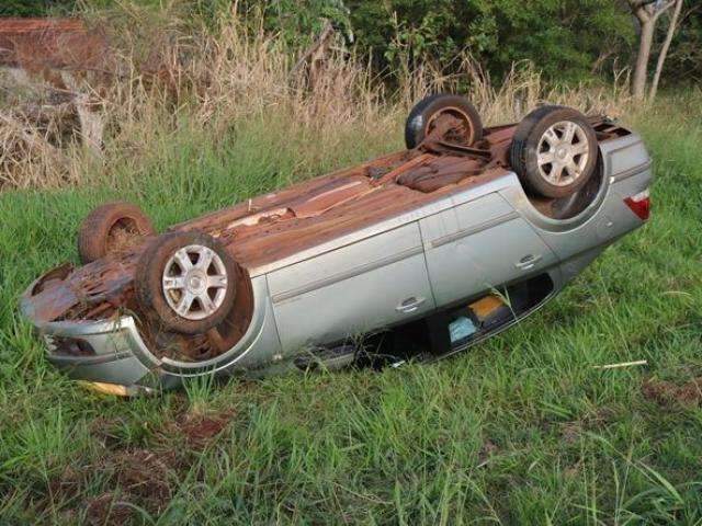 Carro capota ap&oacute;s motorista dormir ao volante  na MS-276