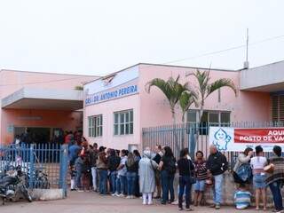 Desde segunda-feira, longas filas se formaram nas unidades de saúde onde as doses eram aplicadas (Foto: Henrique Kawaminami)