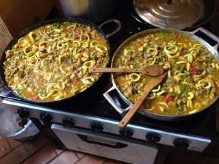Preparação da paella. (Foto: Reprodução Facebook)