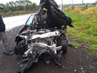 Carro de médico que provocou acidente com morte ficou com a frente destruída (Foto: Divulgação)