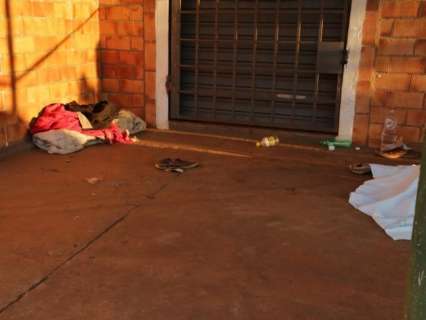 Morador de rua é encontrado morto em calçada do Iracy Coelho