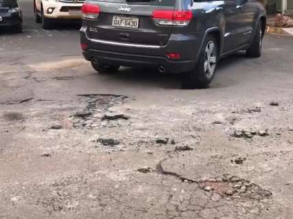 Após chuva, asfalto começa a ceder e motoristas desviam de buraco na Rua da Paz
