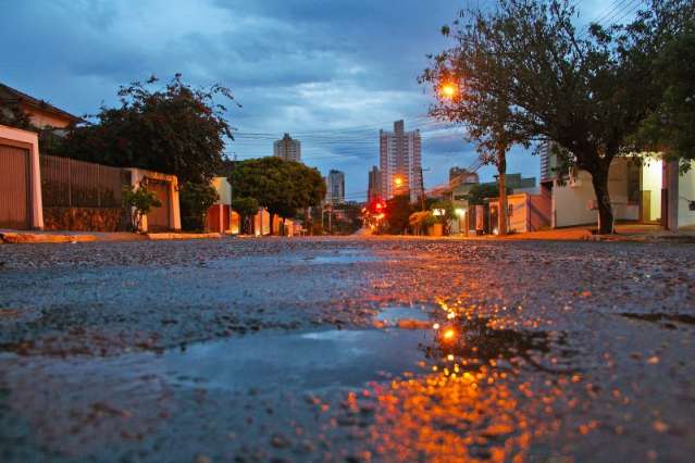 Ap&oacute;s chuva forte na madrugada, dia amanhece com garoa na Capital