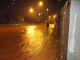 Moradores registraram a enchente de ontem na Ernesto Geisel