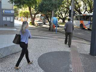 Na manhã desta quarta, pessoas saíram agasalhadas de casa (Foto: Marlon Ganassin)