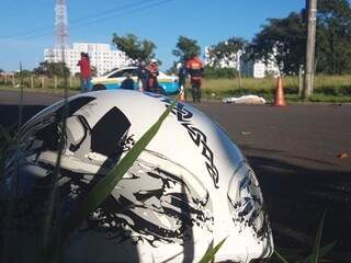 Motociclista morreu no local do acidente (Foto: Mirian Machado) 