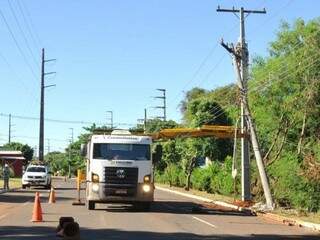 Caminhonete derruba poste e regi&atilde;o fica 40 minutos sem energia 