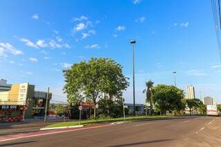 O dia amanheceu entre nuvens em Campo Grande e previsão é de chuva na parte da tarde. (Foto: Fernando Antunes) 