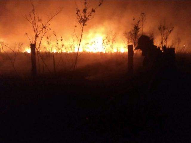 Em Miranda, inc&ecirc;ndio avan&ccedil;a e chega nas margens da BR 262