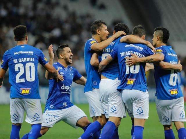 Cruzeiro vence o Corinthians e deixa a zona de rebaixamento do Brasileir&atilde;o 