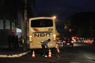 Os cones são retiras para a entrada do ônibus (Foto: João Garrigó)