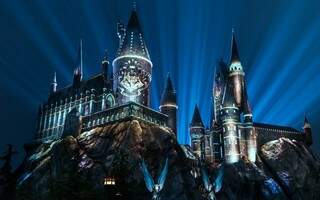 Em The Wizarding, as luzes noturnas no castelo de Hogwarts no mundo mágico de Harry Potter