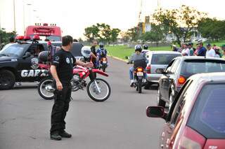 Policiais do Garras passavam pelo local no momento do acidente e ajudaram a controlar o trânsito. (Foto: João Garrigó)