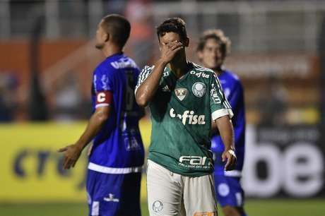 Nos acr&eacute;scimos, Palmeiras supera falha da zaga e empata no Pacaembu