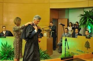 Bonassini recebeu a toga das mãos de sua esposa, Luziclaire Sanchez Colnaghi da Silva, e tomou assento no Tribunal Pleno. (Foto: Alcides Neto)
