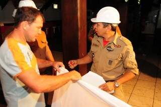 Bombeiros durante vistoria em uma casa de festas. (Foto: Rodrigo Pazinato)