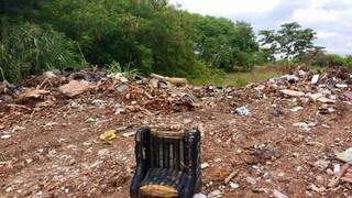 Moradores denunciam que o lixo é jogado diretamente no solo, sem a destinação correta. (Foto: Direto das Ruas)
