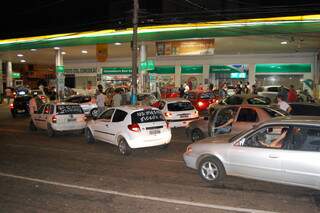 Motoristas fizeram fila de carros em protesto contra o preço do litro (Foto: Paula Maciulevicius)
