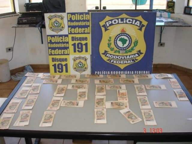  PRF apreende R$ 19 mil em notas falsas em banheiro de &ocirc;nibus 