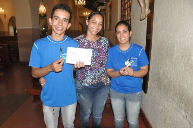 Estudantes v&atilde;o &agrave; missa aben&ccedil;oar canetas em busca de paz no Enem
