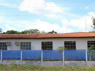 Telhado da Escola Municipal Darthesy Novaes Caminha  está cedendo (Foto: Marina Pacheco)