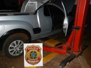 A droga foi encontrada sob a lataria de uma camionete Montana em que seguia o traficante. (Foto: Divulgação/PF) 