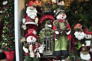 De bolas a bonecos de neve, vitrines de lojas já estampam enfeites de Natal (Foto: João Garrigó)