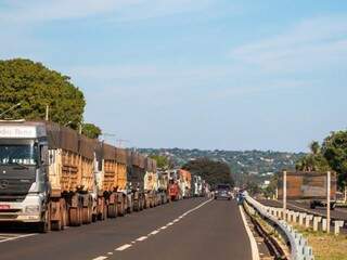 Fila de caminhões na BR-060 em Campo Grande em razão da greve (Foto: Ricardo Fernandes)