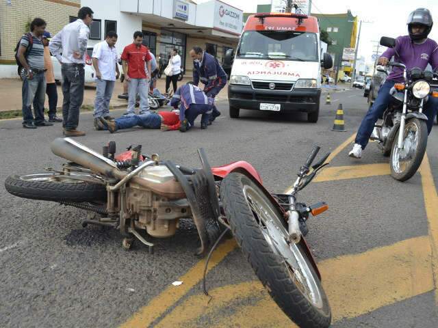  Ultrapassagem causa acidente entre motociclistas na avenida Cear&aacute;