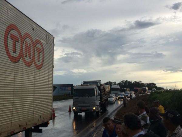 Caminhonete invade pista contr&aacute;ria, bate em carreta e mata passageiro