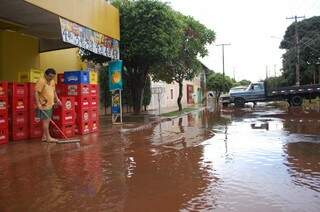 No Santo Antonio, ruas ficaram alagadas (foto: Marcos Ermínio)