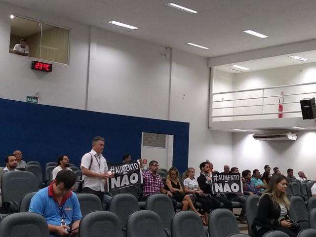 Grupo leva cartazes e acompanha vota&ccedil;&atilde;o sobre reajuste na prefeitura