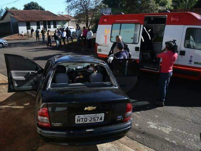Carro capota em cruzamento sem sinaliza&ccedil;&atilde;o e casal fica ferido