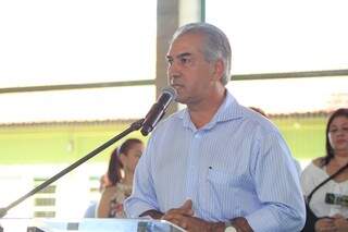 Governador Reinaldo Azambuja durante agenda na Escola Estadual Brasilina Ferraz (Foto: Marina Pacheco)
