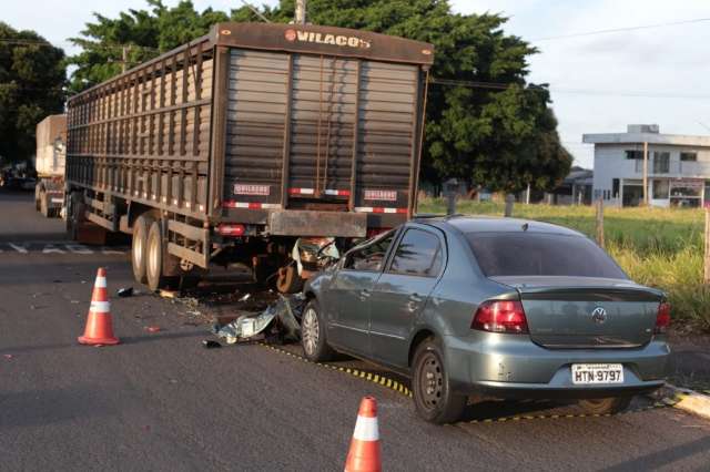 A poucos metros de casa, mulher morre ao bater em caminh&atilde;o parado 