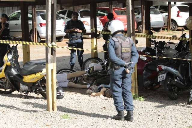 Homem estava com rev&oacute;lver na cintura; houve correria ap&oacute;s tiroteio